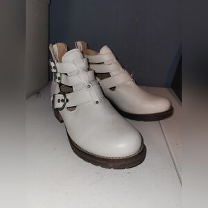 Cream leather buckle boots size 9.5 Dromedaris Kelsey boots